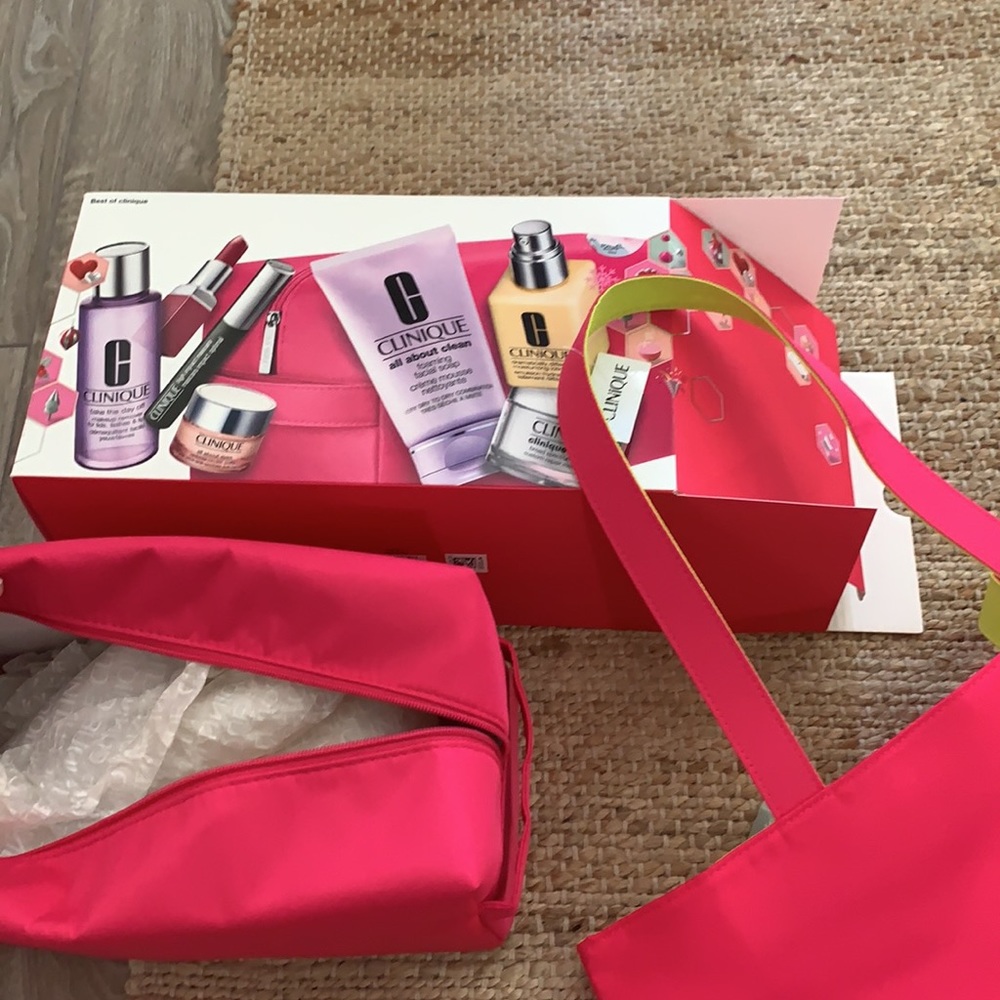 NWT Full Clinique Make Up Skin Care Gift 💝 Set